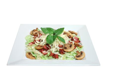 Salade met geitenkaas, mesclun, basilicum en champignons uit de oven