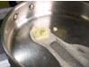 Mosselen koken: boter en look in de pan
