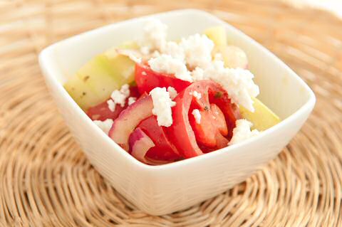 Griekse tomatensalade met komkommer, basilicum, ui en feta kaas